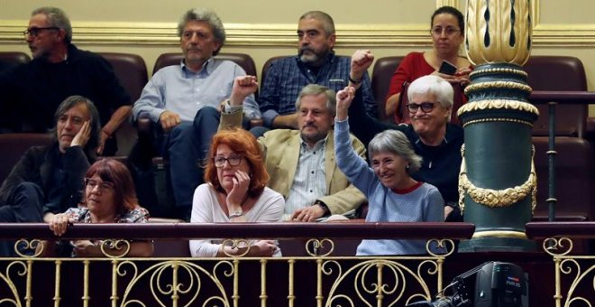 Varias personas víctimas del inspector de la Brigada Político Social Juan Antonio González Pacheco, apodado Billy el Niño, entre ellos Willy Meyer (c) (exeurodiputado de IU), durante la sesión de control al Gobierno hoy en el Congreso de los Diputados. EF