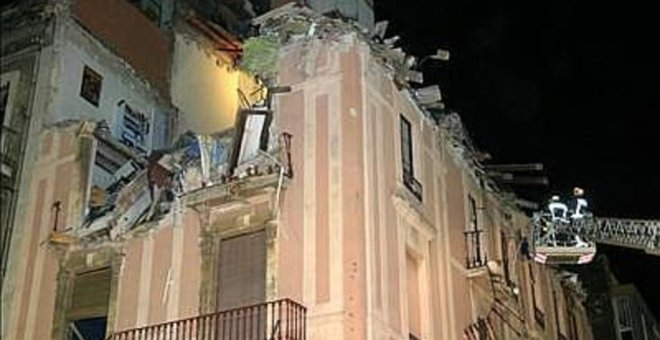 Estado en el que quedó el edificio de la Rambla Nueva de Tarragona por una explosión de gas en noviembre de 2005. EFE