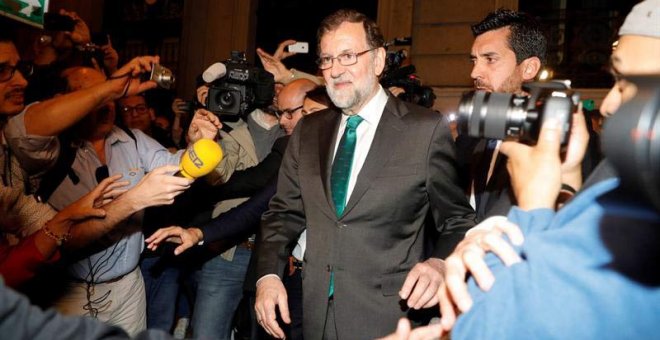 Rajoy, a la salida del restaurante en el que pasó ocho horas mientras seguía el debate en el Congreso. (EFE)
