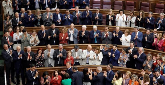 01/06/2018.- El secretario general del PSOE Pedro Sánchez, es aplaudido por su grupo parlamentario en el hemiciclo del Congreso, tras el debate de la moción de censura presentada por su partido. EFE/Emilio Naranjo***POOL***