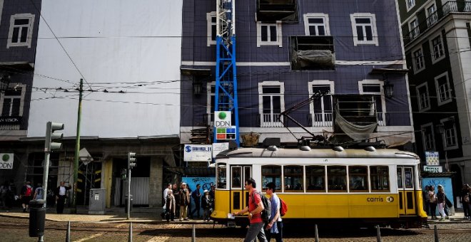 Turistas caminan en Lisboa - AFP/ PATRICIA DE MELO MOREIRA