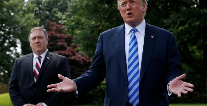 El presidente Donald Trump habla con los medios mientras el secretario de Estado, Mike Pompeo, le observa. 1 de junio de 2018. REUTERS/Leah Millis