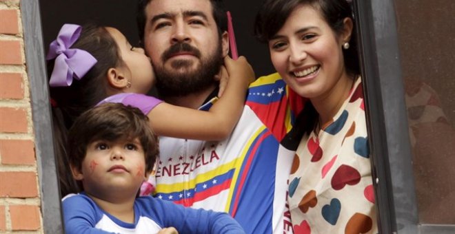 El opositor Daniel Ceballos junto a su familia. REUTERS/Christian Veron/Archivo