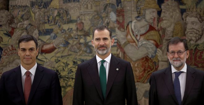 El nuevo presidente del Gobierno, Pedro Sánchez, posa junto al rey Felipe VI y el expresidente del Ejecutivo Mariano Rajoy, tras el acto de toma de posesión de su cargo en el Palacio de la Zarzuela. EFE/Emilio Naranjo