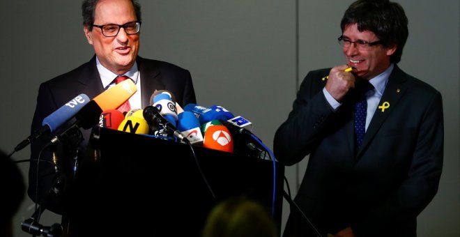 El presindent de la Generalitat Quim Torra y su predecesor Carles Puigdemont, en una rueda de prensa en Berlín. REUTERS/Hannibal Hanschke
