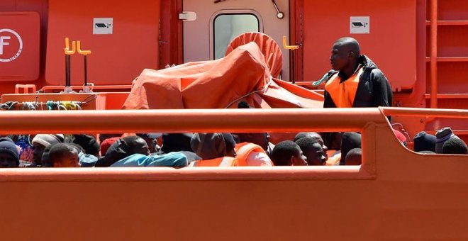 Imagen de archivo de un rescate de Salvamento Marítimo en el mar de Alborán. EFE/Carlos Barba