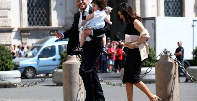 Lorenzo Fontana y su familia, el viernes, en Roma. REUTERS/Alessandro Bianchi