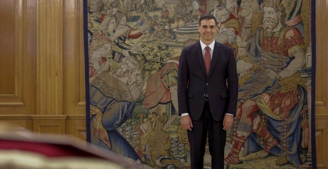 Pedro Sánchez, en el Palacio de la Zarzuela, instantes antes de prometer su cargo como nuevo presidente del Gobierno. REUTERS/Emilio Naranjo/Pool
