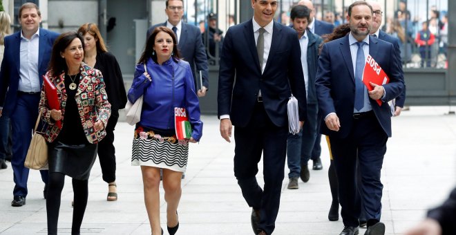 Pedro Sánchez, acompañado por Adriana Lastra, José Luis Ábalos, Margarita Robles, llegando a la primera sesión del  debate de la moción de censura. En segunda fila, a la izquierda, Juanma Serrano. EFE