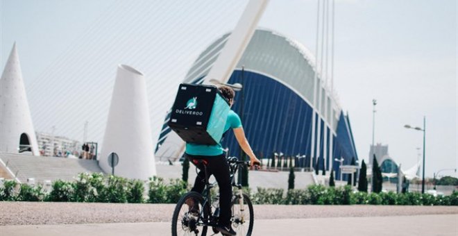 Un repartidor de Deliveroo, junto a la Ciudad de las Artes y las Ciencias de Valencia. E.P.