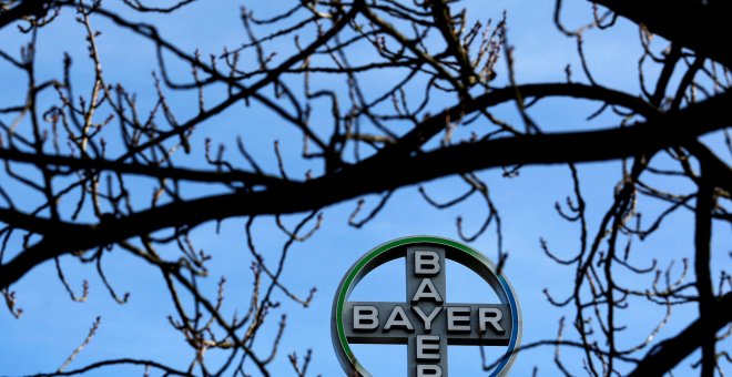 El logo de Bayer en una de sus plantas en la localidad alemana de Wuppertal. REUTERS/Ina Fassbender
