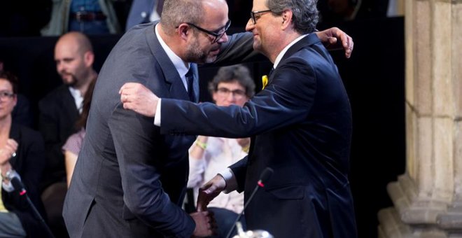 El nuevo conseller de Interior, Miquel Buch, saluda al presidente de la Generalitat, Quim Torra/EFE