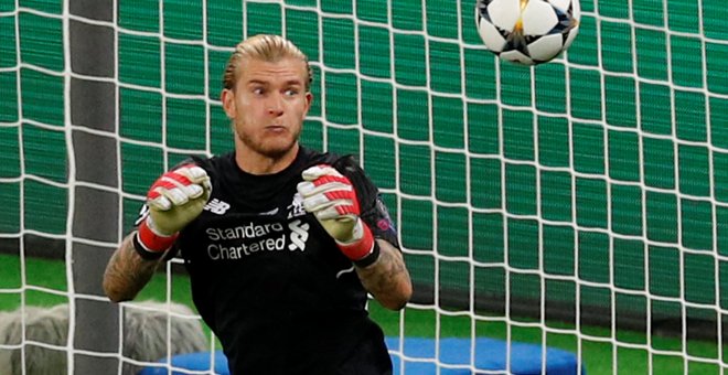 Loris Karius falla al intentar despejar el disparo de Gareth Bale que supuso el 3-1. - REUTERS