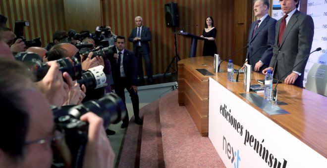 El expresidente del Gobierno José María Aznar, y el periodista Manuel Campo Vidal, durante la presentación del libro 'No hay ala oeste en la Moncloa', de Javier Zarzalejos. EFE/Kiko Huesca