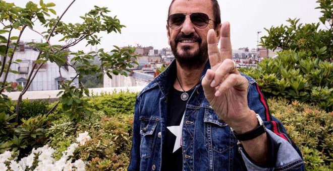 El músico británico Ringo Starr, posa para los fotógrafos mientras da una rueda de prensa antes del inicio de su gira europea en París. (ETIENNE LAURENT)