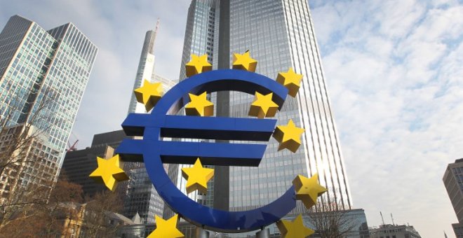 La escultura del euro diseñada por Ottmar Hoerl delante de la antigua sede del BCE en Fráncfort. AFP/ Daniel Roland