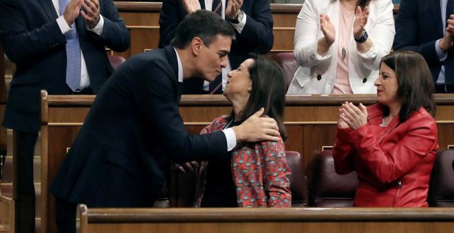 El secretario general del PSOE Pedro Sánchez besa a Margarita Robles en el debate de la moción de censura. /EFE