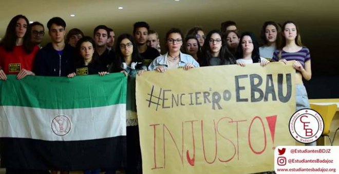 Unos 20 alumnos pasan la noche encerrados en la biblioteca de la Universidad de Extremadura en Badajoz contra la repetición de los exámenes de la EBAU. / Europa Press