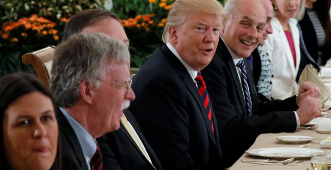 Donald Trump y su equipo durante un almuerzo de trabajo con el primer ministro de Singapur. /REUTERS