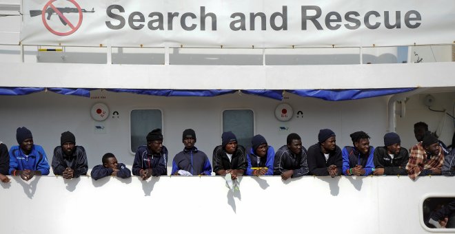 Un grupo de personas rescatada por el barco Aquarius en el Mediterráneo, antes de su desembarco en el puerto de Catania (Sicilia) el pasado 27 de mayo.- RETERS/ARCHIVO