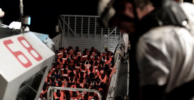 Cientos de personas rescatadas por la tripulación de Aquarius, un barco de búsqueda y rescate en sociedad entre SOS Mediterranée y Médicos Sin Fronteras, durante este fin de semana.- REUTERS/ Karpov