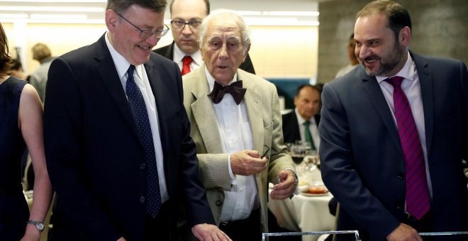 El presidente de la Generalitat Valenciana, Ximo Puig, acompañado del ministro de Fomento José Luis Ábalos, y el presidente del Club Siglo XXi, Inocencio Arias, durante el almuerzo-coloquio. EFE/Chema Moya