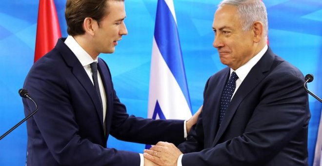 11/06/2018.- La canciller austriaca Sebastian Kurz (izq) estrecha la mano al primer ministro israelí, Benjamin Netanyahu, durante un encuentro en la oficina del primer ministro en Jerusalén (Israel) hoy, 11 de junio de 2018. EFE/ Ammar Awad / Pool