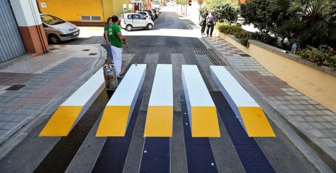 Un operario trabaja en la colocación del primer paso de peatones en 3D termofusible de España, en Almussafes, Valencia. / EFE