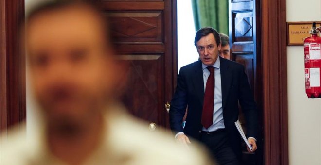 El portavoz del PP, Rafael Hernando, al término de la reunión de la Junta de Portavoces celebrada hoy en el Congreso. EFE/Emilio Naranjo