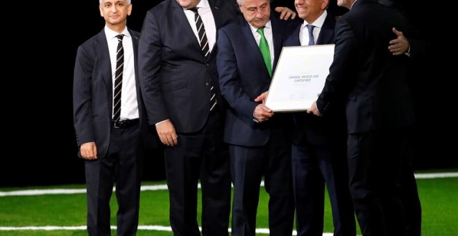 Los presidentes de las asociaciones de EEUU, Canadá y México de fútbol, junto al presidente de la FIFA, Gianni Infantino. /EFE