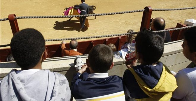 Unos niños presenciando una corrida de toros. EFE / Archivo