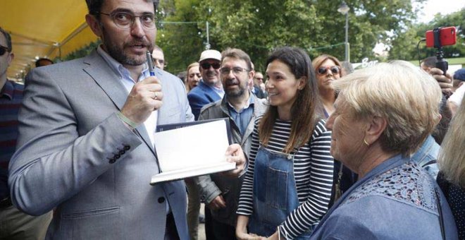 Màxim Huerta el pasado fin de semana durante su visita a la Feria del Libro de Madrid. (JAVIER LIZÓN | EFE)