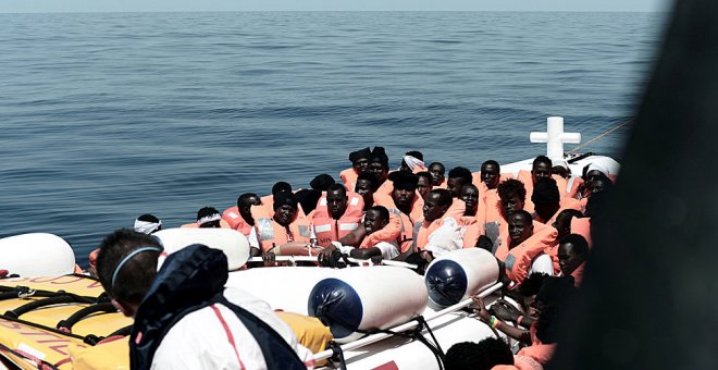 Algunos de los refugiados rescatados en el Mediterráneo que viajaban a bordo del Aquarius./REUTERS