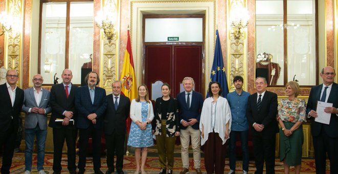 Los miembros de la Subcomisión del Estatuto del Artista entrega su informe a Ana Pastor (centro), presidenta del Congreso. CONGRESO DE LOS DIPUTADOS