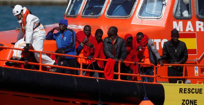 Migrantes rescatados en el Meditarráneo llegan al puerto de Málaga. REUTERS/Jon Nazca