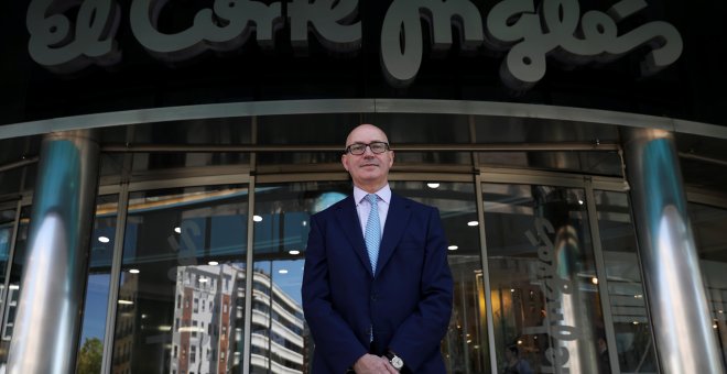 El nuevo presidente de El Corte Inglés, Jesús Nuño de la Rosa, delante de uno de sus establecimientos en Madrid. REUTERS/Susana Vera