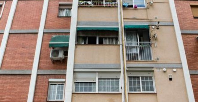 Edificio en Cornellà de Llobregat en el que perdió la vida Jordi cuando iba a ser desahuciado. EFE/Quique García