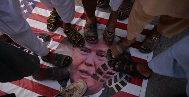 Manifestantes chiítas paquistaníes portan una bandera estadounidense con una imagen impresa del presidente estadounidense Donald Trump durante una protesta. AAMIR QURESHI / AFP