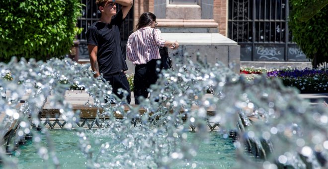 Un joven se seca el sudor este mediodía en la Glorieta de España, Murcia./EFE