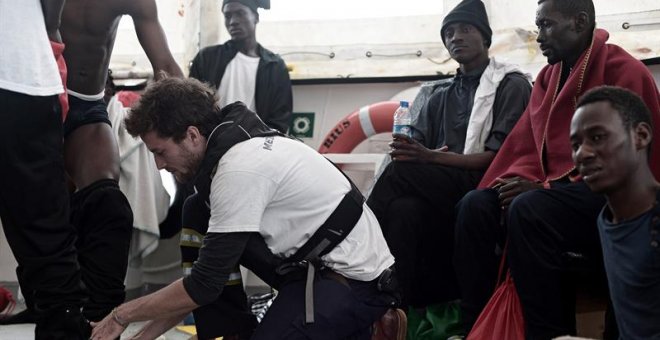 Fotografía cedida por la ONG "SOS Mediterranee" que muestra a varios de los 629 inmigrantes rescatados a bordo del barco Aquarius. - EFE