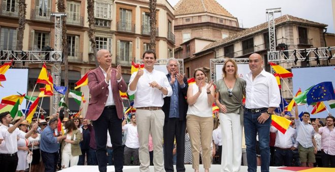 El presidente de Ciudadanos, Albert Rivera; acompañado por el premio Nobel de Literatura Mario Vargas Llosa; el ex seleccionador nacional de Baloncesto Javier Imbroda; la escritora María Elvira Roca Barea; el empresario Kike Sarasola; y la magistrada de l