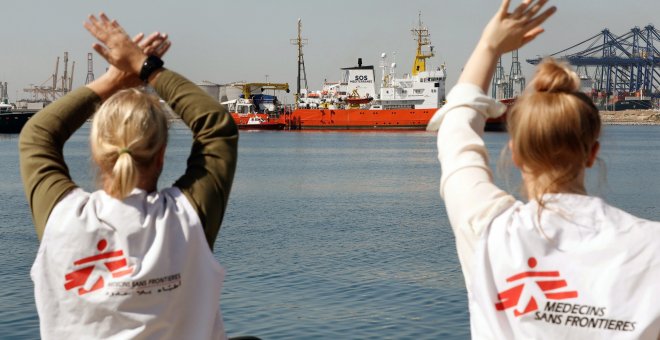 Dos voluntarias de Médicos Sin Fronteras saludan a las personas que viajaban en el Aquarius a su llegada a Valencia. - EFE