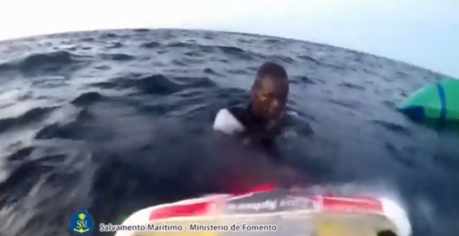 Una de las cuatro personas rescatadas tras hundirse su patera cerca de Cabo de Gata (Almería). Hay 43 desaparecidos.- SALVAMENTO MARÍTIMO