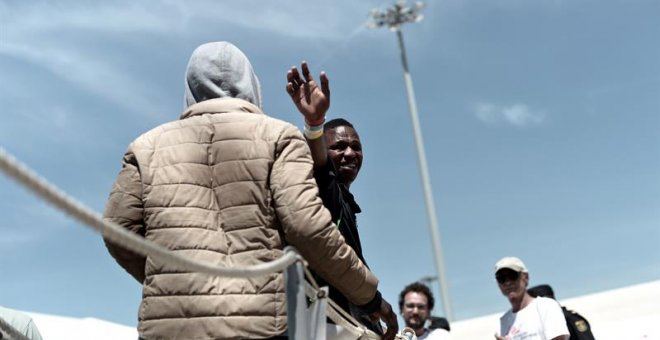 Fotografía facilitada por Médicos Sin Fronteras, del desembarco de migrantes en Valencia/EFE