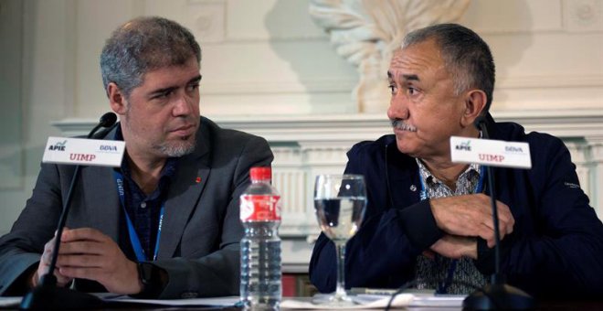 El secretario general de CCOO, Unai Sordo (i), junto al secretario general de UGT, Pepe Álvarez (d), durante su participación en el curso 'La economía ante el blockchain. Lo que está por venir', que ha comenzado hoy dentro de la programación de la Univers