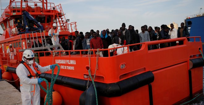 Un buque de rescate atraca en el puerto de Málaga con un grupo de migrantes que viajaban en tres pateras en el Mediterráneo. REUTERS / Jon Nazca