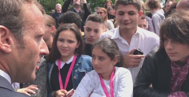 El presidente de Francia, Emmanuel Macron regaña a un estudiante y dice que le llame "señor Presidente o señor". / Twitter