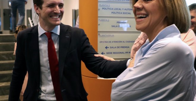 Los candidatos a presidir el Partido Popular, María Dolores de Cospedal y Pablo Casado, durante la presentación de avales, en la sede del partido en Madrid.EFE/JJ Guillén