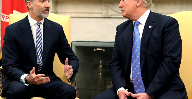 El presidente estadounidense Donald Trump escuchando a Felipe VI en la reunión del Despacho Oval. REUTERS/Jonathan Ernst