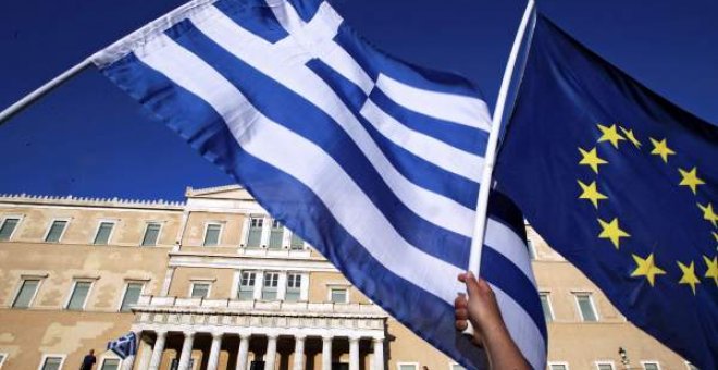 Bandera griega y bandera de la UE, frente al edificio del Parlamento heleno en Atenas - EFE